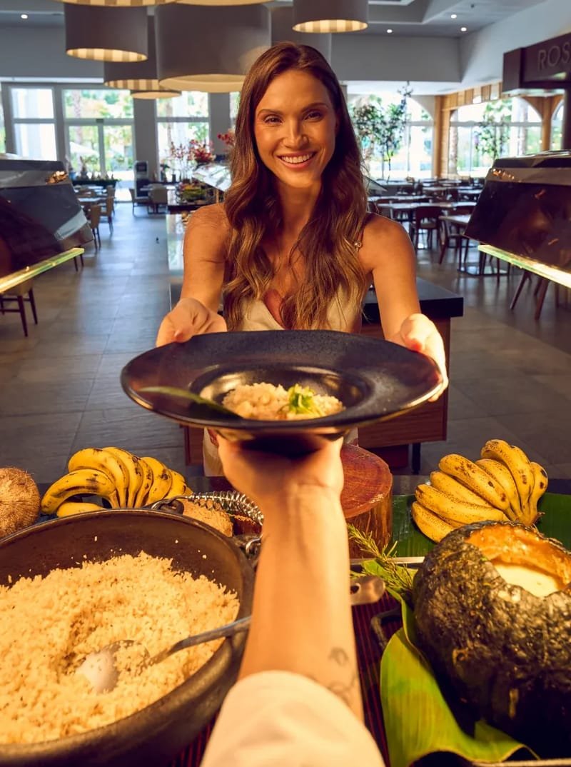 Prato servido no restaurante do Jardins de Jurema, com frutas e pratos típicos à mesa